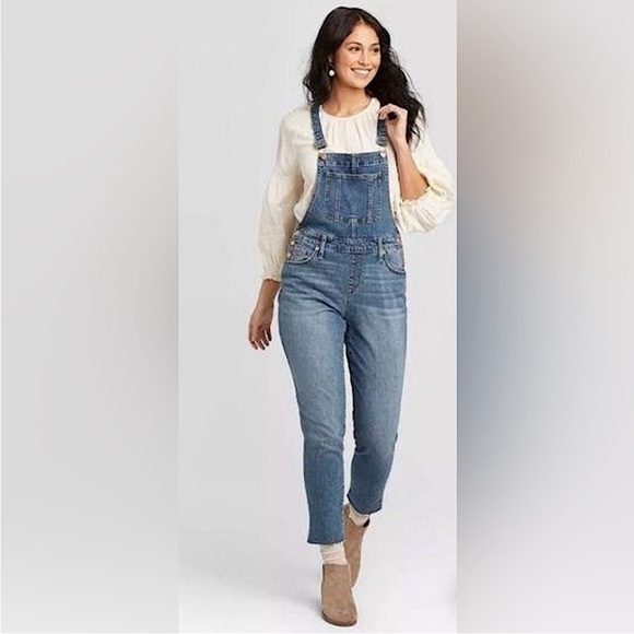 Universal Thread Denim - 🍑 Universal Thread High-Rise Raw Hem Taper Denim Cropped Overalls Size 2 / 26
